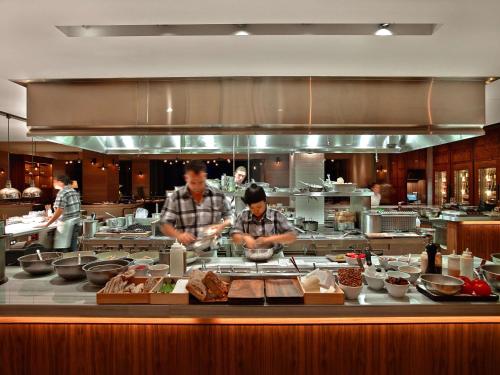 Makanan di atau berdekatan resort