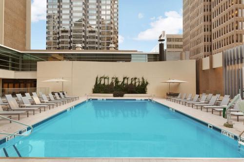 a large swimming pool in a large building at Hyatt Regency Atlanta in Atlanta