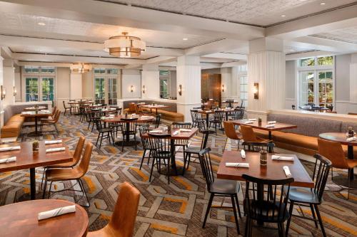 a restaurant with tables and chairs in a room at Hyatt Regency Hill Country Resort and Villas in San Antonio