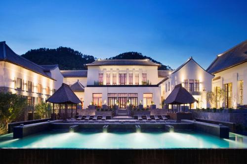 寧波的住宿－寧波柏悅酒店，一座大房子,前面设有一个游泳池