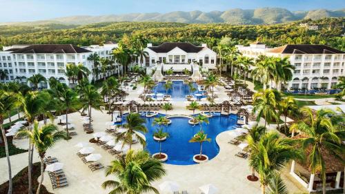 een luchtzicht op een resort met een zwembad en palmbomen bij Hyatt Ziva Rose Hall - All Inclusive in Montego Bay