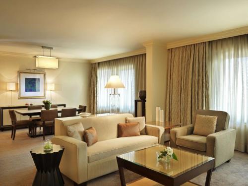 Grand Executive Suite with Lounge Access