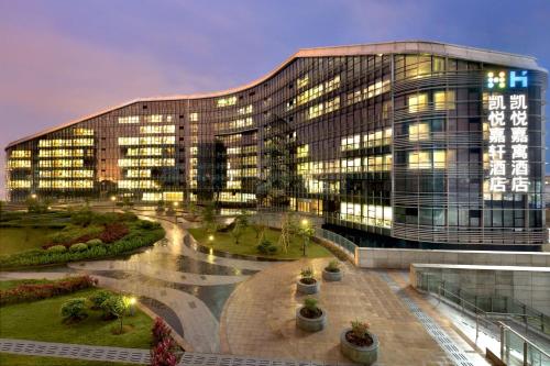Un gran edificio de oficinas con muchas ventanas. en Hyatt House Shenzhen Airport, en Bao'an