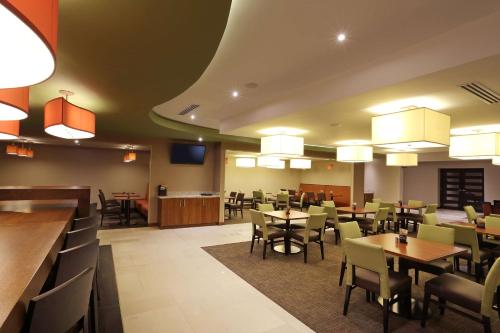 a restaurant with tables and chairs and a bar at MARINN PLACE Financial District in Panama City