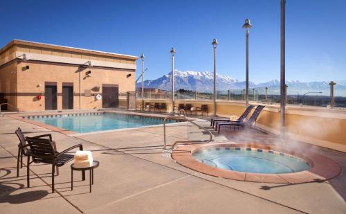 uma piscina com cadeiras e uma banheira de hidromassagem com uma fonte em Hyatt Place Salt Lake City/Lehi em Lehi