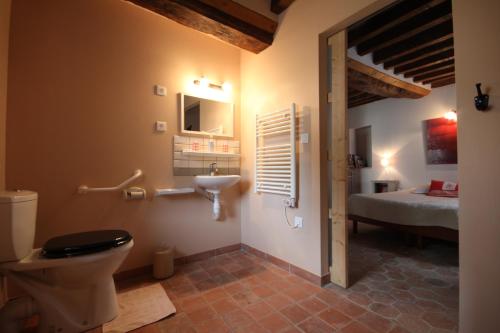 アルジャンタンにあるManoir de Coulandonのバスルーム(トイレ、洗面台、ベッド付)