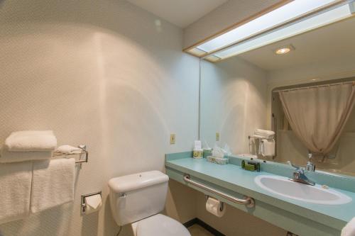 Ванная комната в Powell River Town Centre Hotel