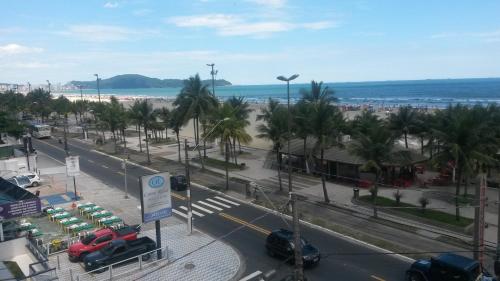 eine Stadtstraße mit Strand und Autos auf der Straße in der Unterkunft Vista para o Mar Praia Grande in Praia Grande