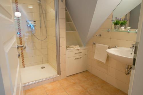 A bathroom at Lavendelblume - 4 Sterne inklusive Power WLAN - Wäschepaket - BikeBox - Parkplatz # Bestpreisgarantie #