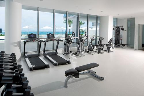 Фитнес-центр и/или тренажеры в Ocean 2 Sky at Monte Carlo Miami Beach