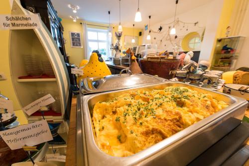 a casserole in a metal pan in a store at Hotel am Wind in Großenbrode
