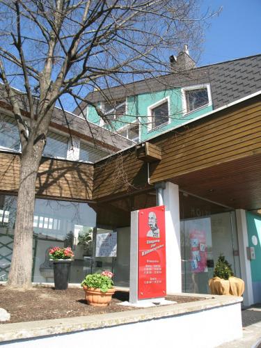 a store with a sign in front of a building at Gastwirtschaft & Hotel Holzinger in Möllersdorf