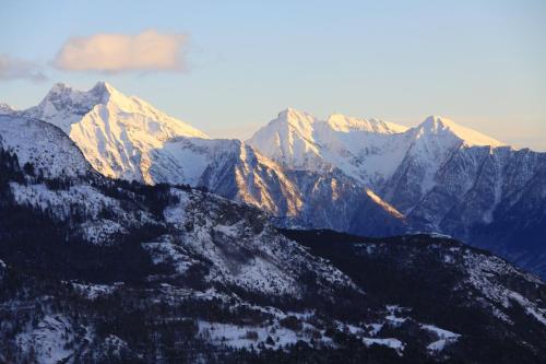 ホテルから撮影された、または一般的な山の景色