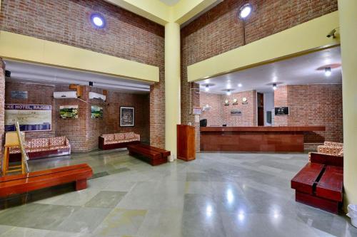 un hall avec des canapés et une salle d'attente avec dans l'établissement Indo Hokke Hotel, à Rajgir