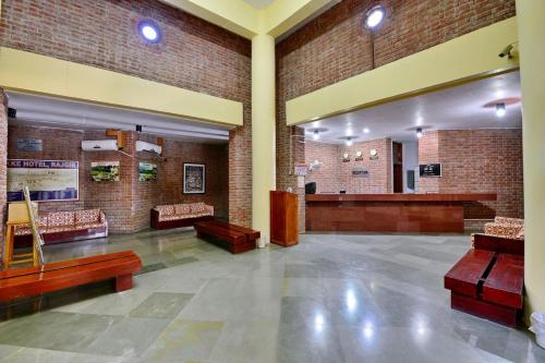 a lobby with couches and a waiting room with at Indo Hokke Hotel in Rājgīr