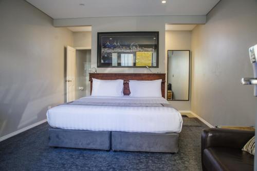 
a hotel room with a bed and a desk at Maand Up in Fremantle
