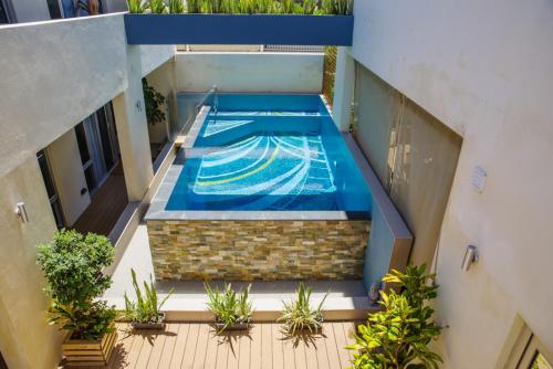 una vista aérea de una piscina en un edificio en Fremantle Boutique Accommodation - Maand Up, en Fremantle