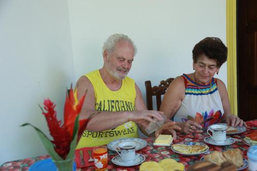 twee mensen aan een tafel met eten bij Villa Happy Home in Bentota