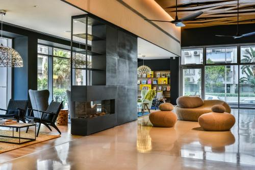 Un lugar para sentarse en Tal By The Beach - An Atlas Boutique Hotel
