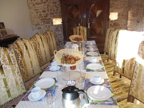 ein Tisch mit Tellern und Schüsseln mit Essen darauf in der Unterkunft Le Fief de la Ribeyre in Queyrac