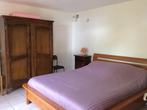 ラ・セーヌ・シュル・メールにあるBellevueのベッドルーム1室(ベッド1台付)、木製キャビネットが備わります。