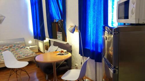 ein kleines Zimmer mit einem Tisch und einem Bett in der Unterkunft Apartment on Horodetskoho 4 in Kiew