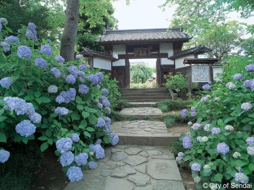 Taman di luar Hotel Pearl City Sendai