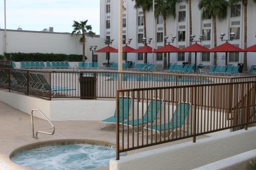 Vaizdas į baseiną apgyvendinimo įstaigoje The Edgewater Hotel and Casino arba netoliese