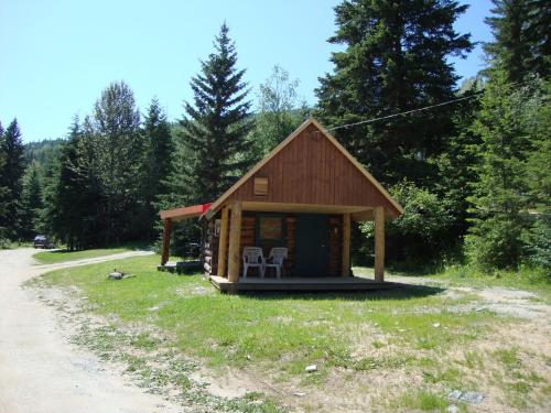 Jardín al aire libre en Helmcken Falls Lodge Cabin Rooms and RV Park