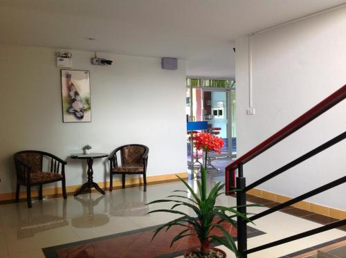 Ruang duduk di Siri Sothorn Apartment