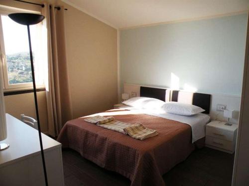 Una habitación de hotel con una cama con una toalla. en La Casetta Dei Cedri, en Magione