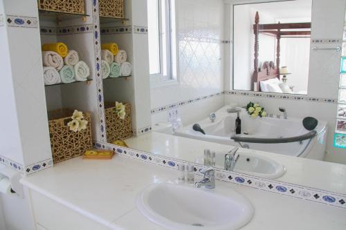 Ένα μπάνιο στο Luxury Seaview Apollo Beach Villa