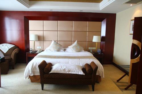 Postel nebo postele na pokoji v ubytování Huafang Jinling International Hotel Zhangjiagang