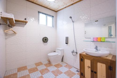 a bathroom with a toilet and a sink at 解憂海灣Chill Bay潛水旅店 in Hengchun