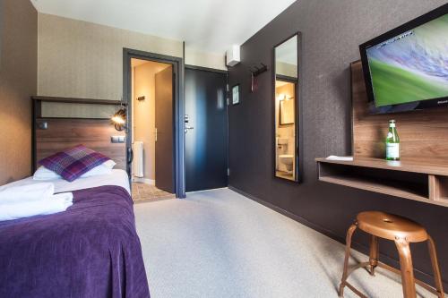 a bedroom with a bed and a flat screen tv at Pointe Isabelle in Chamonix-Mont-Blanc