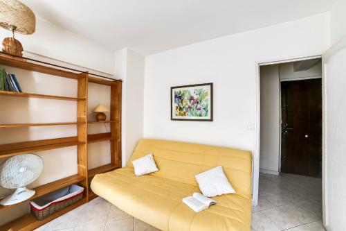 アンティーブにあるWelkeys Apartment - Avenue Gazanのリビングルーム(黄色のソファ付)