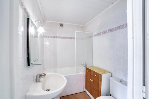 アンティーブにあるWelkeys Apartment - Avenue Gazanの白いバスルーム(洗面台、トイレ付)