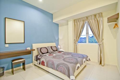 een slaapkamer met een bed en een raam bij My Jonker Homes in Melaka