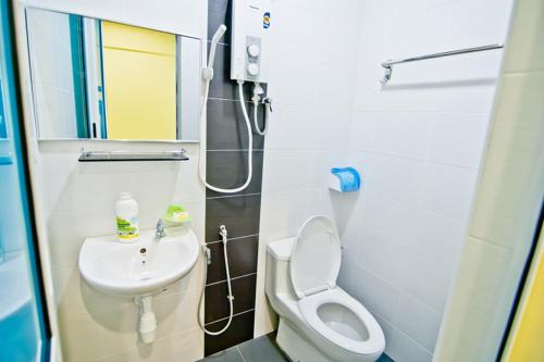 een kleine badkamer met een toilet en een wastafel bij My Jonker Homes in Melaka