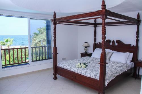 Ένα ή περισσότερα κρεβάτια σε δωμάτιο στο Luxury Seaview Apollo Beach Villa