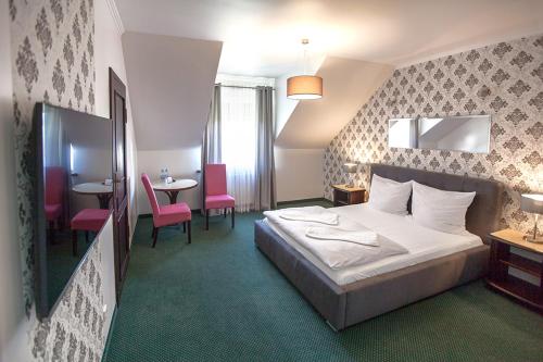 Una cama o camas en una habitación de Hotel Fox