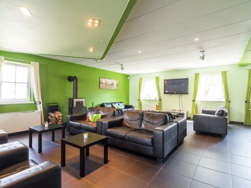 sala de estar con sofás y TV de pantalla plana. en Beautiful holiday home in Gelderland, en Mellier