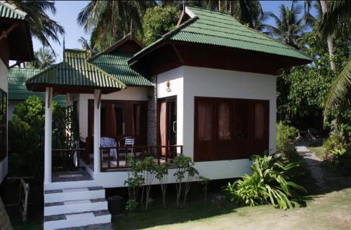 a small house with a green roof at Seetanu Bungalows in Srithanu