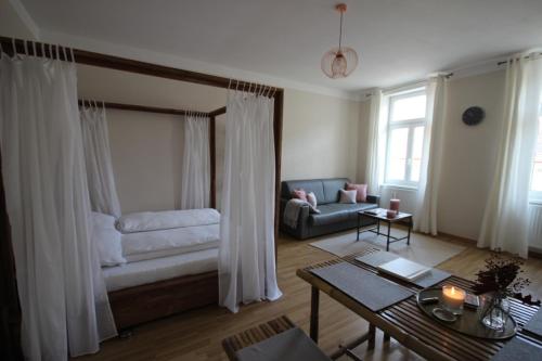 ein Wohnzimmer mit einem Sofa und einem Tisch in der Unterkunft DS Apartment in Wien