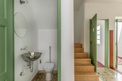 ein Badezimmer mit Toilette und Waschbecken in der Unterkunft FLH Vila Real Santo António Family House in Vila Real de Santo António