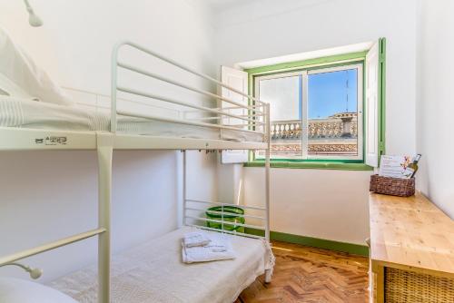 Двухъярусная кровать или двухъярусные кровати в номере FLH Vila Real Santo António Family House