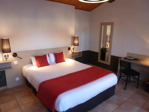 Katil atau katil-katil dalam bilik di Domaine Le Martinet, The Originals Relais