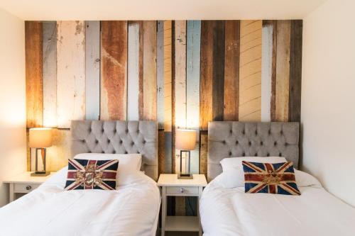 倫敦的住宿－美麗的中心六人家庭公寓，卧室内两张并排的床