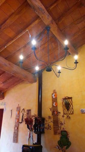 a chandelier hanging from the ceiling of a room at Casa Benoi in Rigomagno