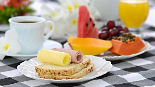 ジョアンペソアにあるPousada Boi Bumba Tambauのテーブル(サンドイッチ2皿、コーヒー1杯付)